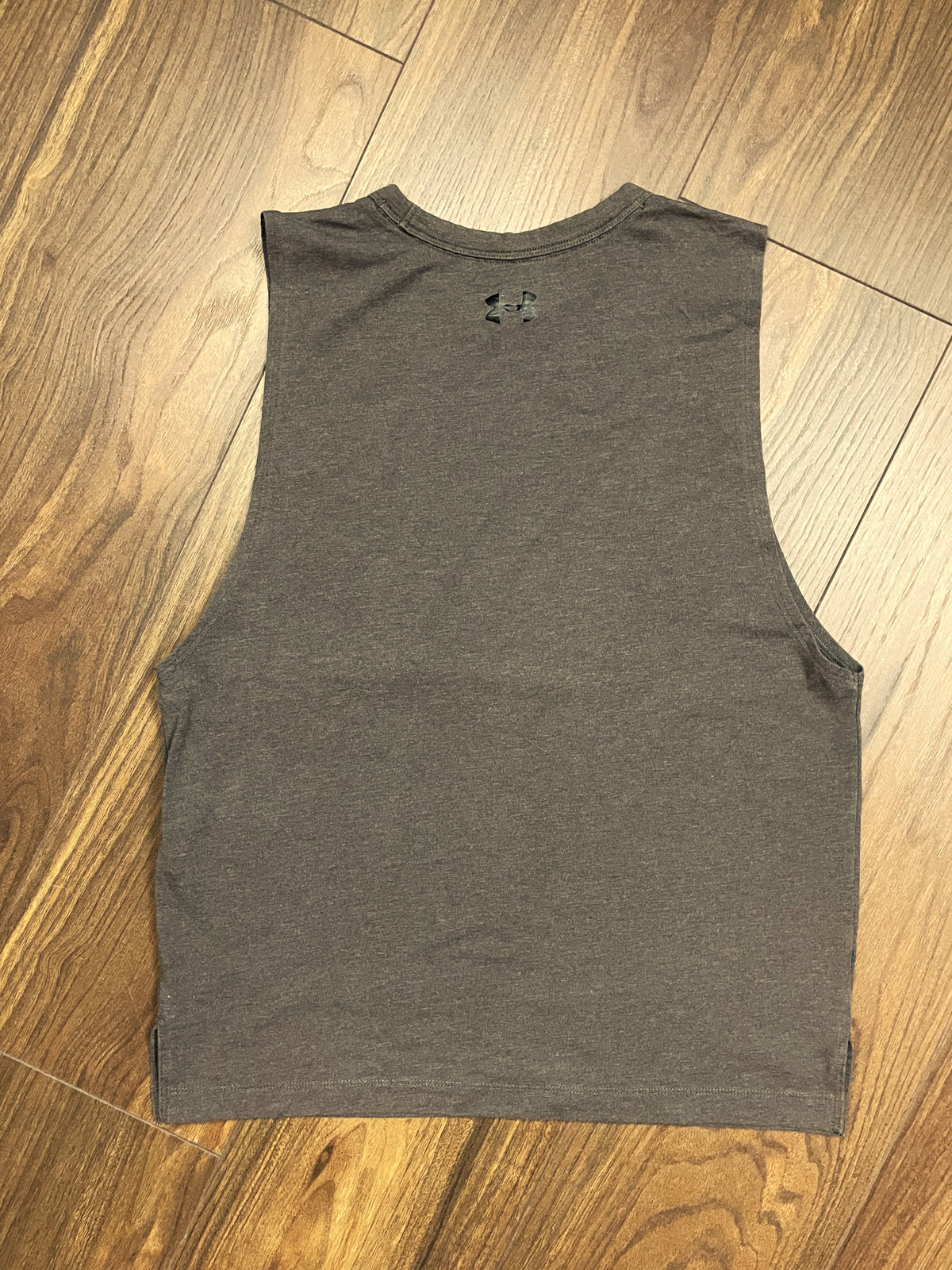 Αμάνικη, Γυναικεία Αθλητική Μπλούζα UNDER ARMOUR στο χρώμα του Πούρου (Medium)