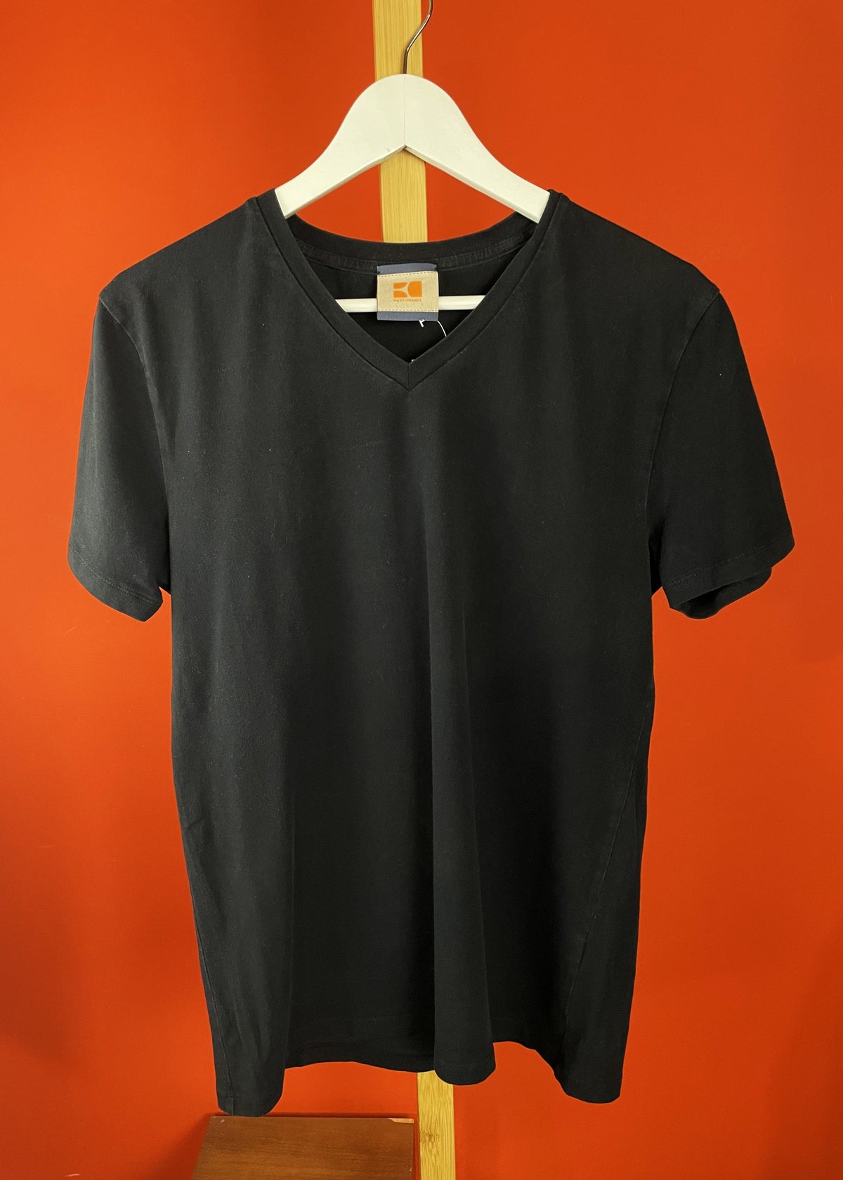 Τ-Shirt με V λαιμόκοψη BOSS ORANGE σε Μαύρο χρώμα (ΑΝΔΡΙΚΟ: S - ΓΥΝΑΙΚΕΙΟ : M/L)