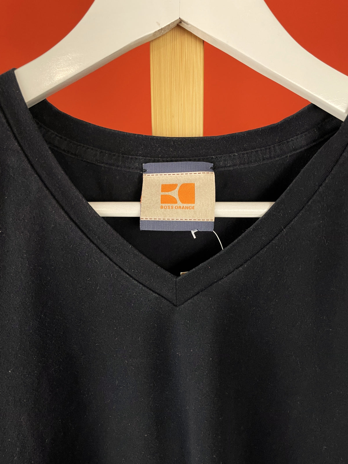 Τ-Shirt με V λαιμόκοψη BOSS ORANGE σε Μαύρο χρώμα (ΑΝΔΡΙΚΟ: S - ΓΥΝΑΙΚΕΙΟ : M/L)