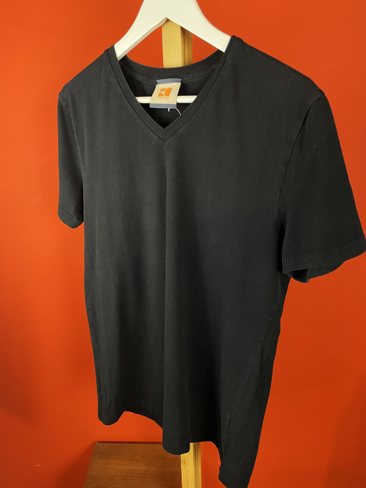 Τ-Shirt με V λαιμόκοψη BOSS ORANGE σε Μαύρο χρώμα (ΑΝΔΡΙΚΟ: S - ΓΥΝΑΙΚΕΙΟ : M/L)