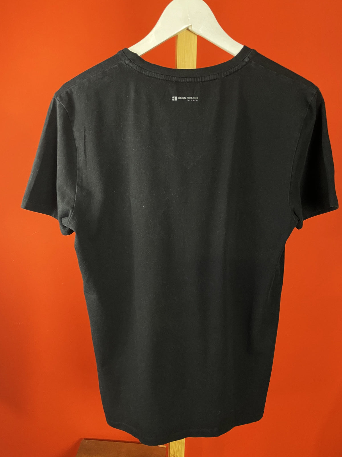 Τ-Shirt με V λαιμόκοψη BOSS ORANGE σε Μαύρο χρώμα (ΑΝΔΡΙΚΟ: S - ΓΥΝΑΙΚΕΙΟ : M/L)