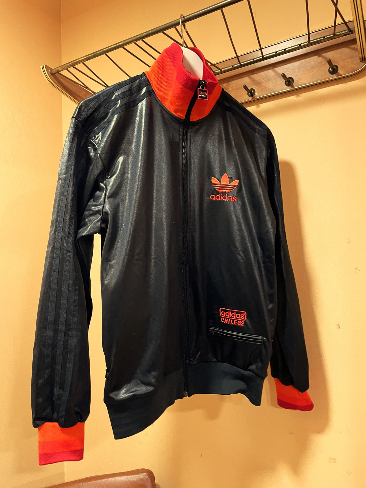 UNIQUE ITEM: Αθλητική Ζακέτα ADIDAS Originals Chile 62 Track Jacket σε Μαύρο χρώμα (Ανδρικό S - Γυναικείο Άνετο Μ/L)