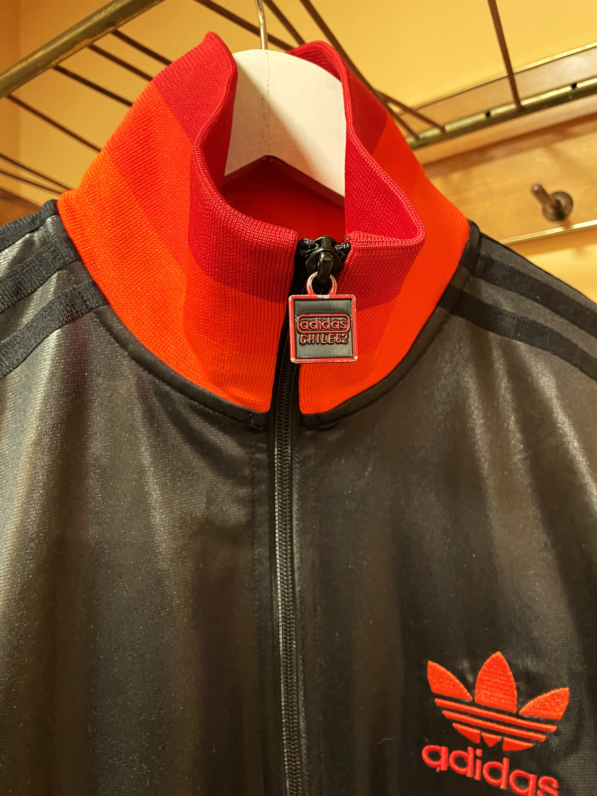 UNIQUE ITEM: Αθλητική Ζακέτα ADIDAS Originals Chile 62 Track Jacket σε Μαύρο χρώμα (Ανδρικό S - Γυναικείο Άνετο Μ/L)