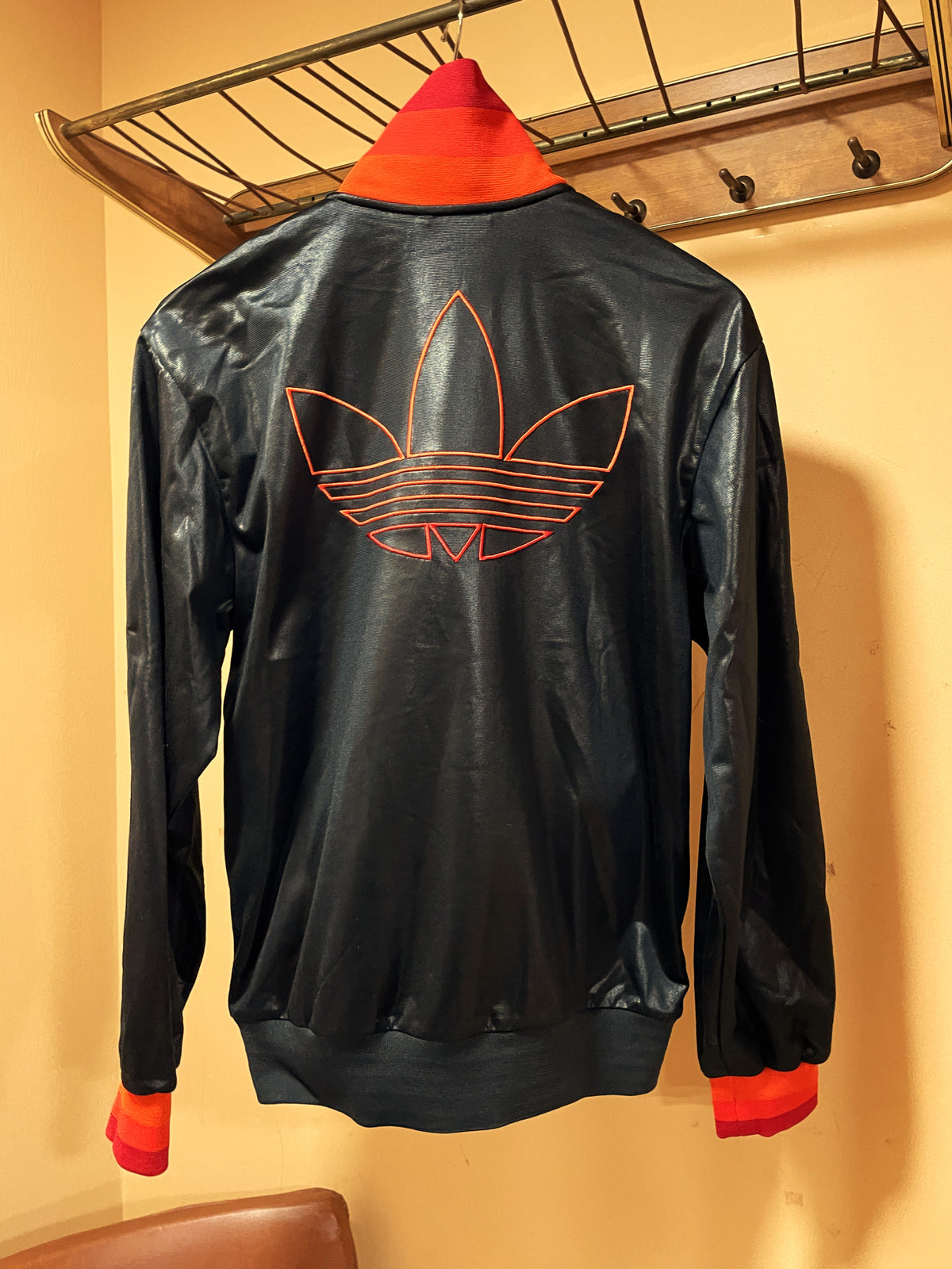 UNIQUE ITEM: Αθλητική Ζακέτα ADIDAS Originals Chile 62 Track Jacket σε Μαύρο χρώμα (Ανδρικό S - Γυναικείο Άνετο Μ/L)