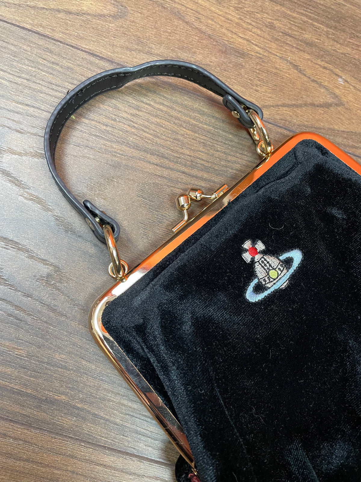 UNIQUE ITEM: Βελούδινο, Γυναικείo Τσαντάκι VIVIENNE WESTWOOD σε Μαύρο χρώμα