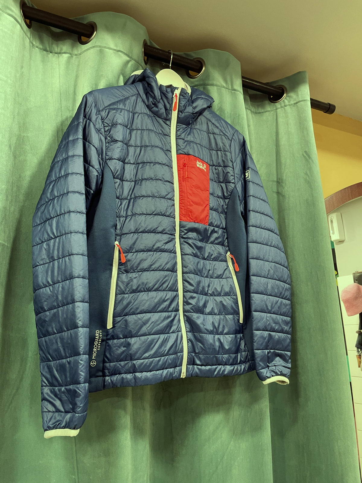 Γυναικείο Αθλητικό Μπουφάν JACK WOLFSKIN σε Σκούρο Μπλε χρώμα (Large - Fit γραμμή)