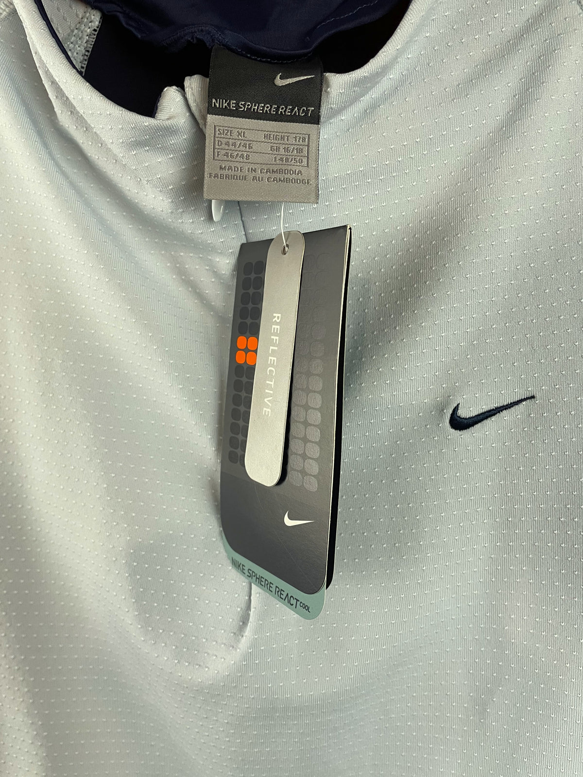 Stock, Αθλητική Γυναικεία Μπλούζα NIKE Sphere React σε Γαλάζιο χρώμα (Σφιχτό L)