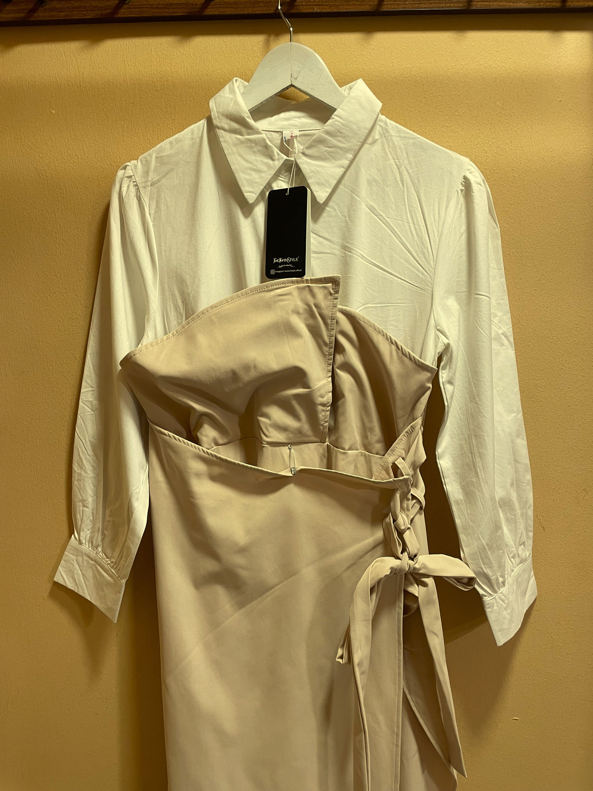 Stock Φόρεμα TWOTWINSTYLE σε Μπεζ - Λευκό χρώμα (Medium)