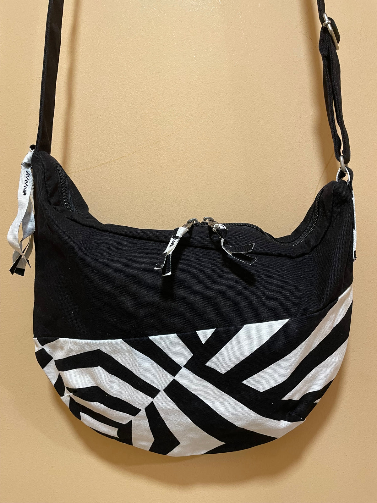Πάνινη Τσάντα Ώμου EASTPACK σε Μαύρο - Λευκό χρώμα