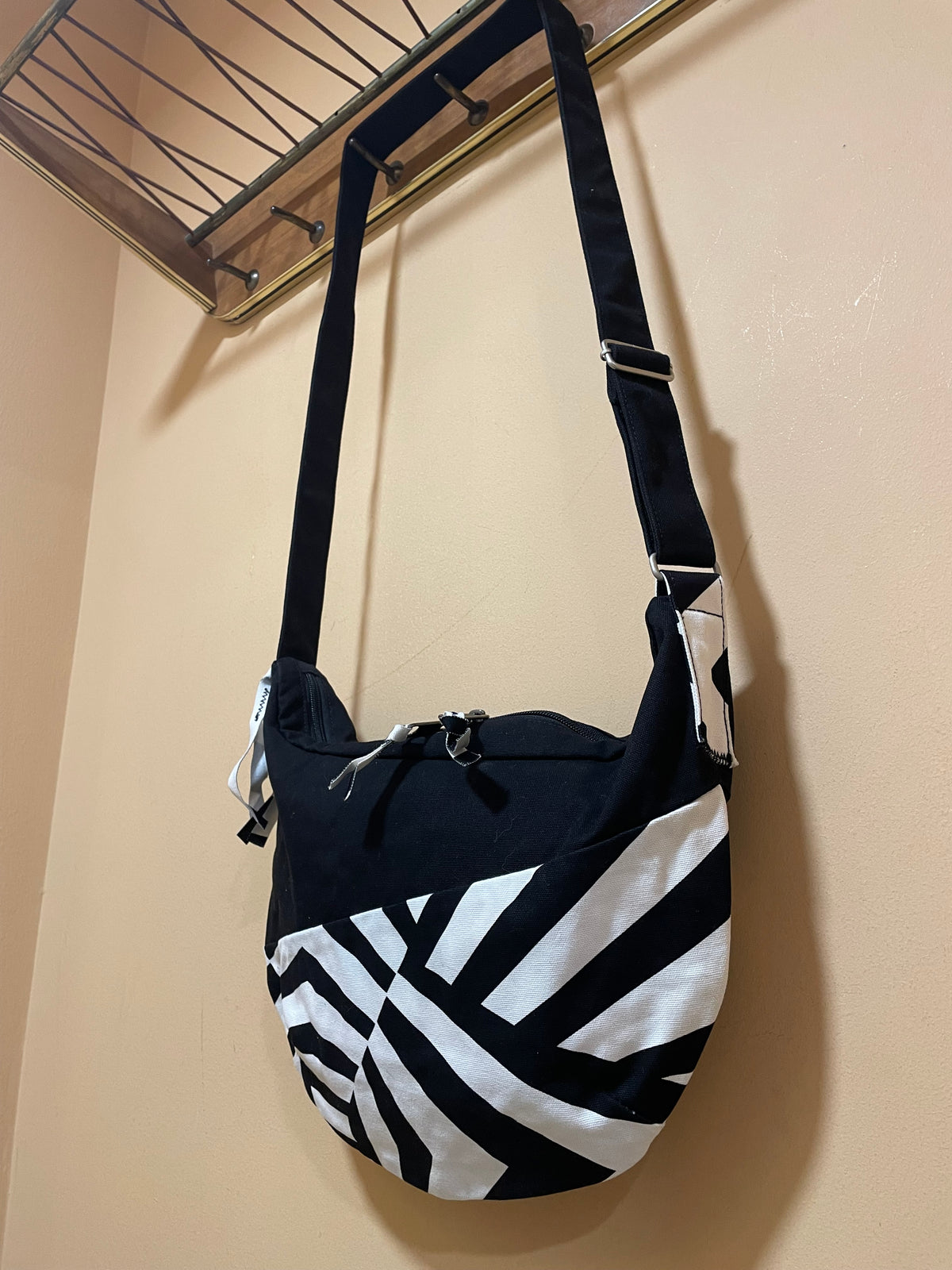 Πάνινη Τσάντα Ώμου EASTPACK σε Μαύρο - Λευκό χρώμα