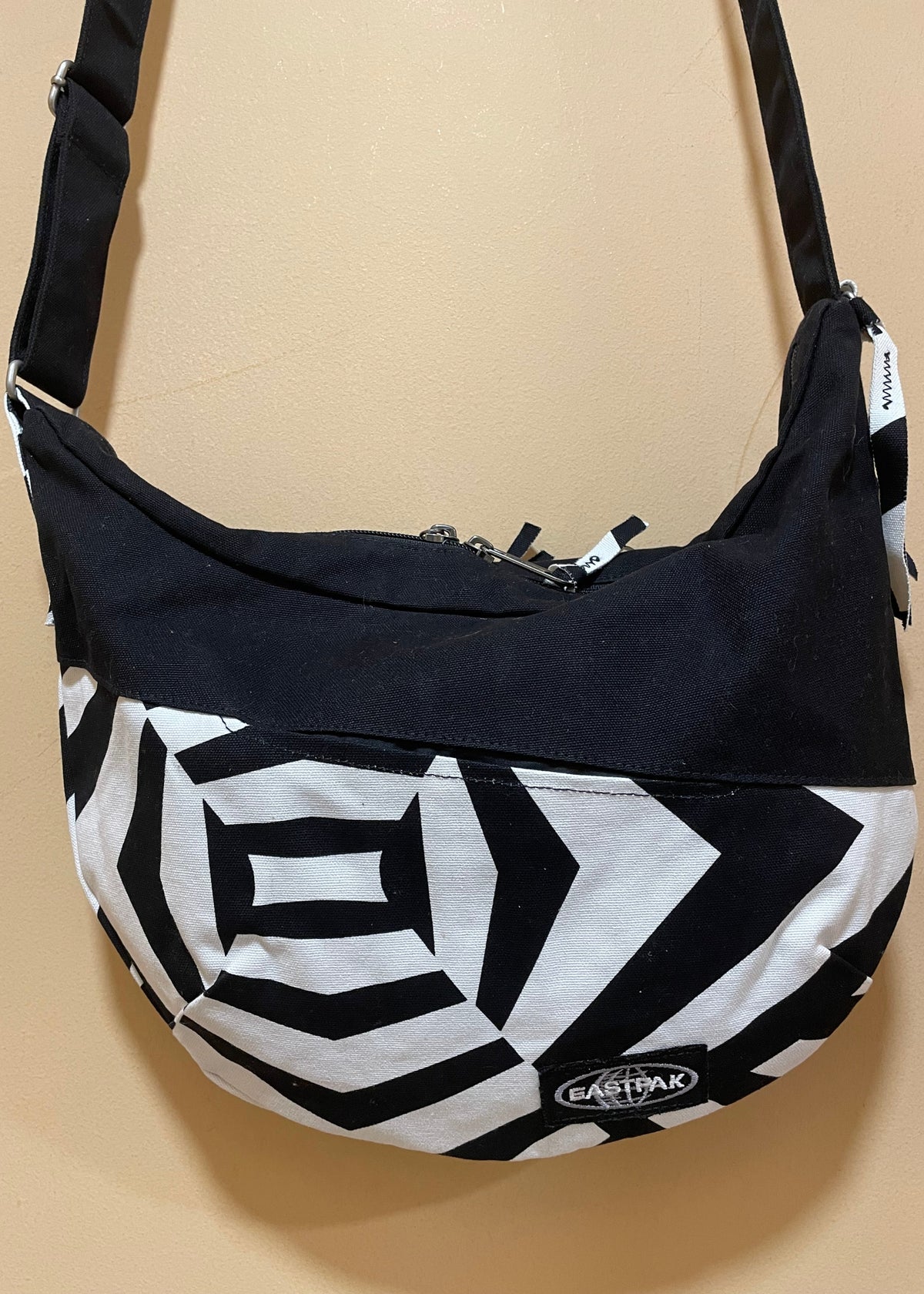 Πάνινη Τσάντα Ώμου EASTPACK σε Μαύρο - Λευκό χρώμα