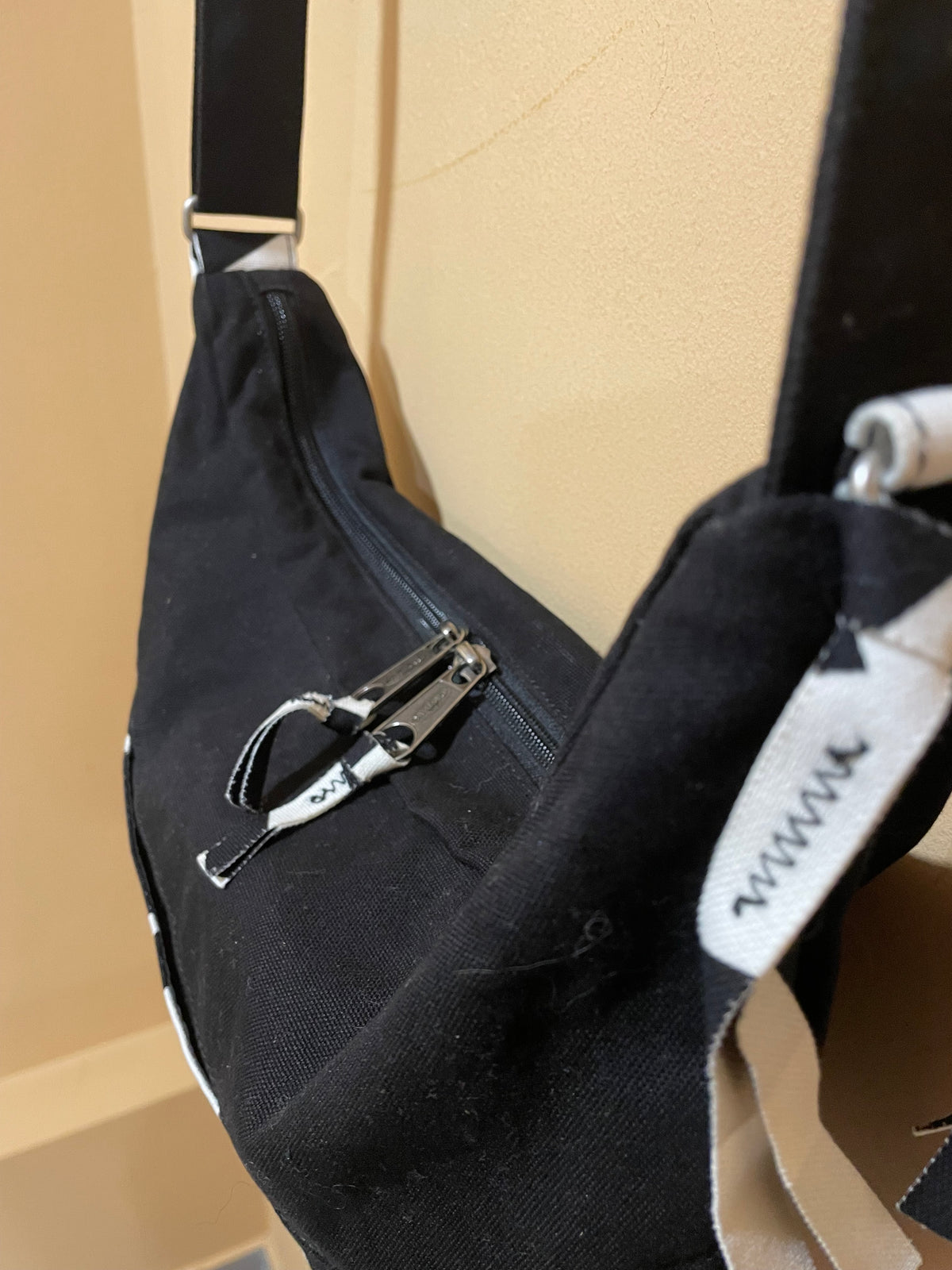 Πάνινη Τσάντα Ώμου EASTPACK σε Μαύρο - Λευκό χρώμα